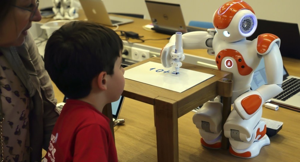 Дети улучшили навыки письма, исправляя ошибки роботов